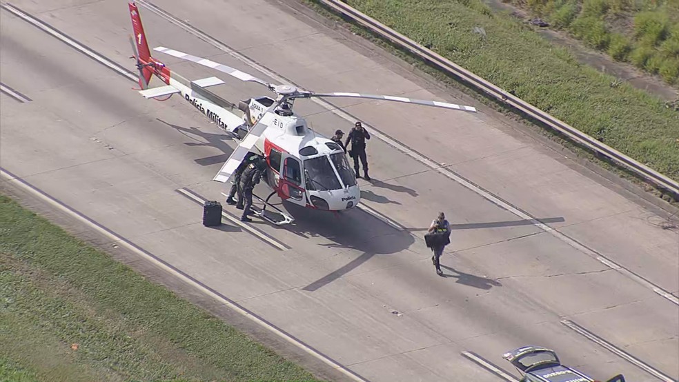 Equipe do Gate chega pelo Águia para atender ocorrência em que motorista deixou carreta atravessada no Rodoanel — Foto: Reprodução/TV Globo