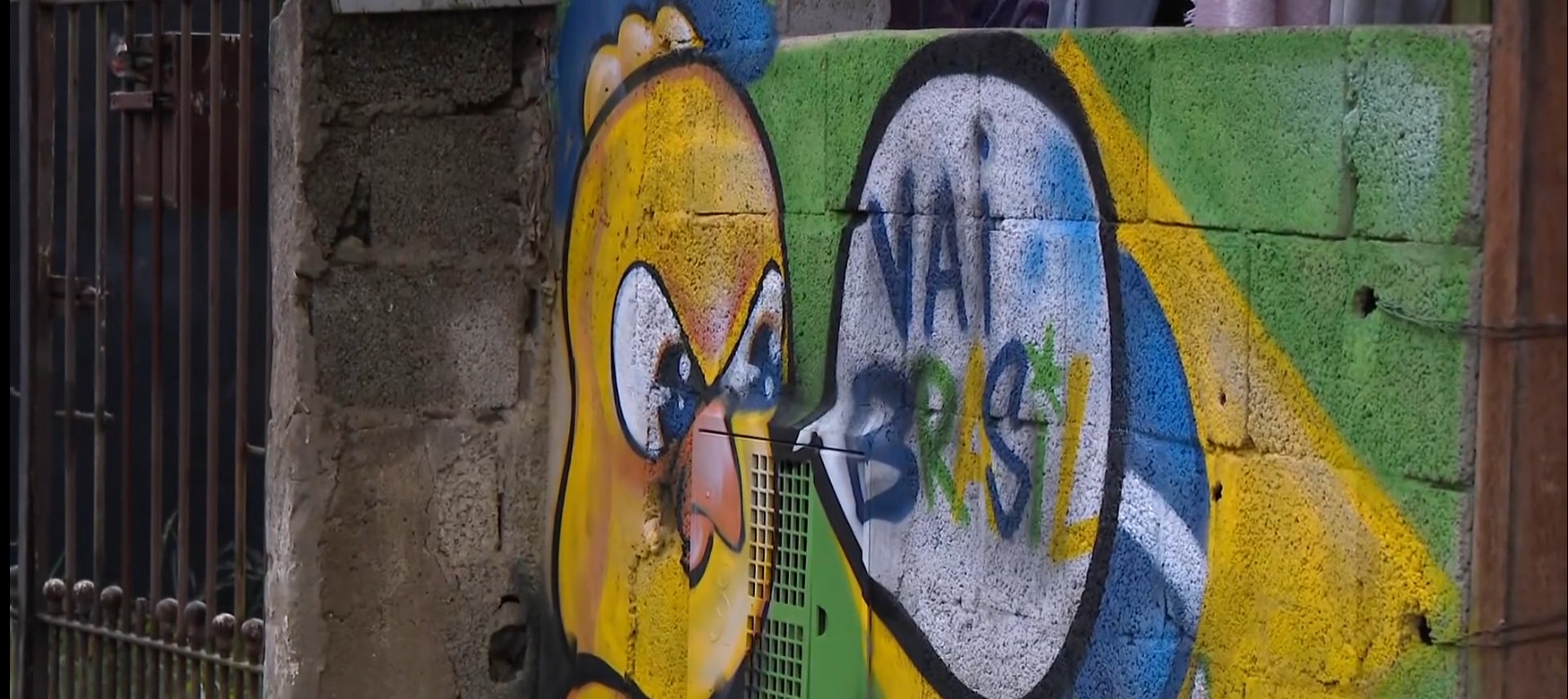 Sem asfalto, moradores adaptam tradição das ruas pintadas para a Copa em comunidade de Cidade Tiradentes