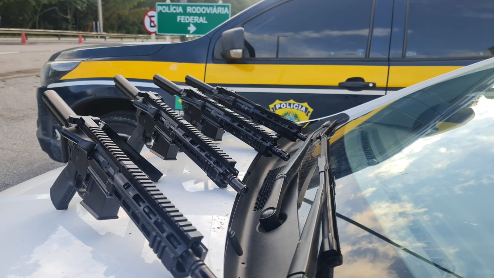 Quatro fuzis de fabricação norte-americana são apreendidos dentro de carro na BR-040, em Três Rios
