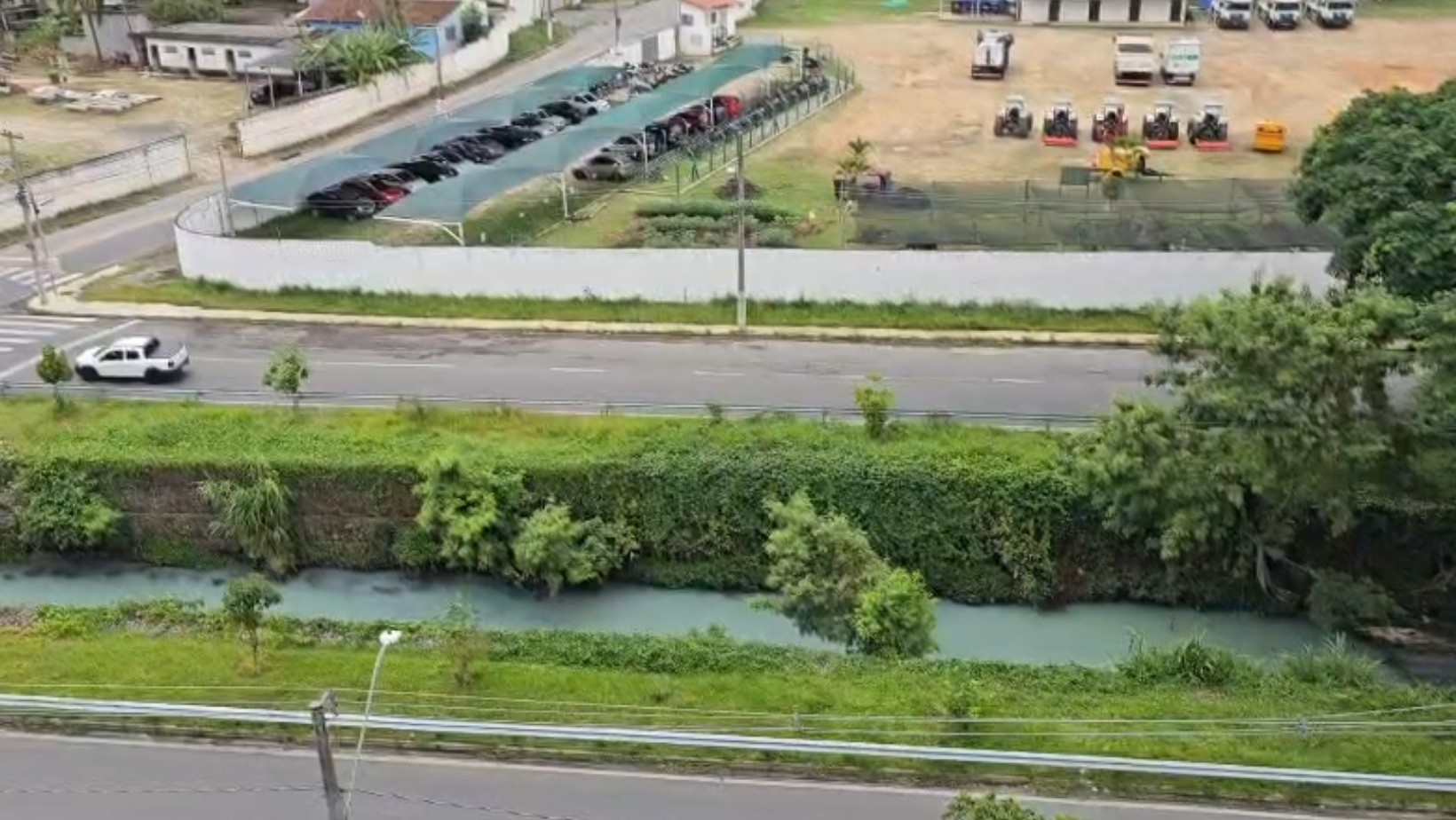 Substância que vazou e tingiu água de córrego em Taubaté é tóxica, diz Cetesb