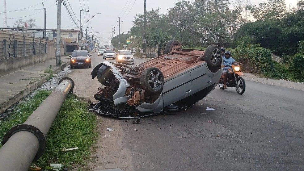 Carro capota após colidir com tubulação de água na Estrada da Maioba — Foto: Juvêncio Martins/Grupo Mirante
