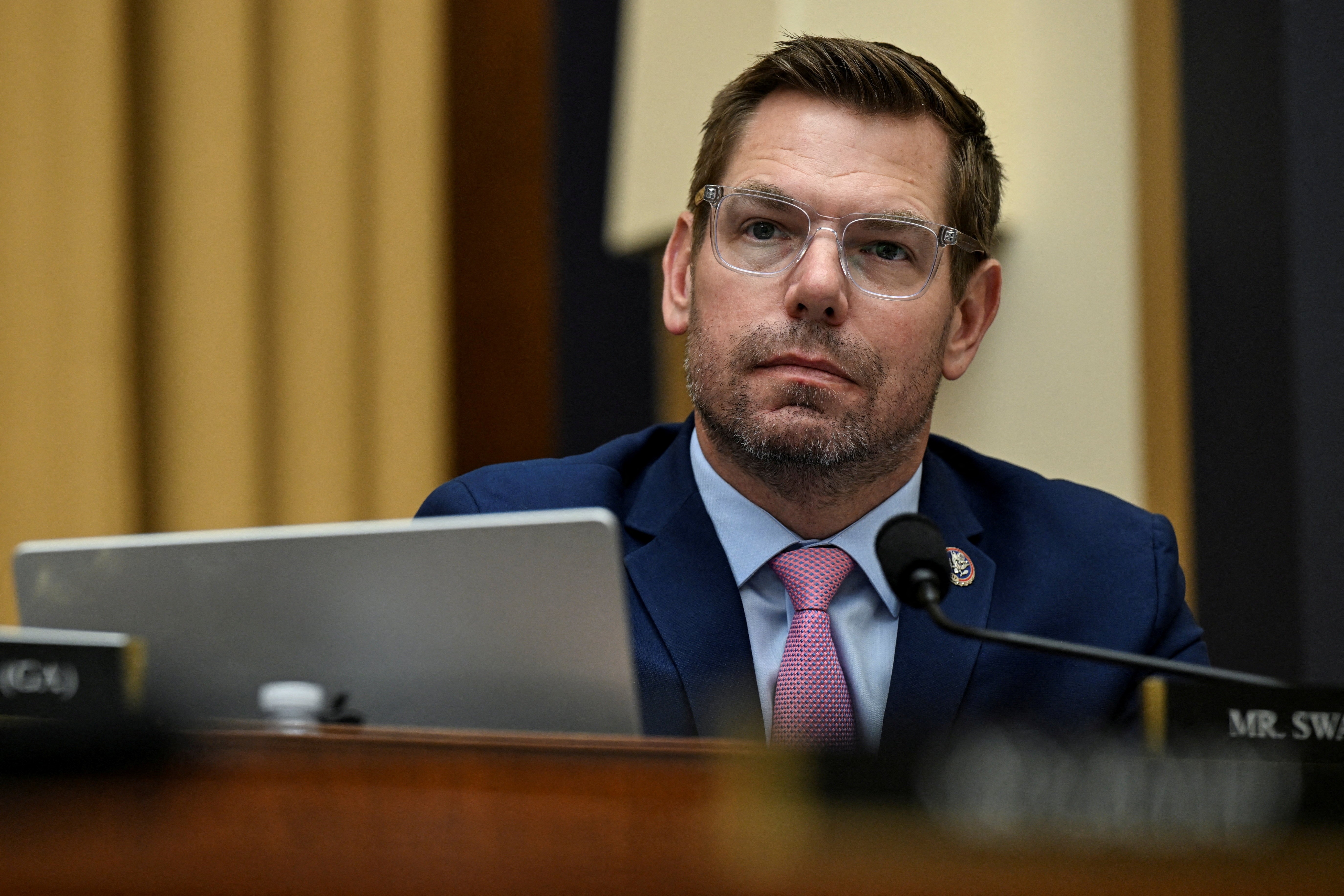 Democrata Eric Swalwell, que concorria ao governo da Califórnia, enfrenta nova denúncia; mulher o acusa de tê-la drogado e estuprado