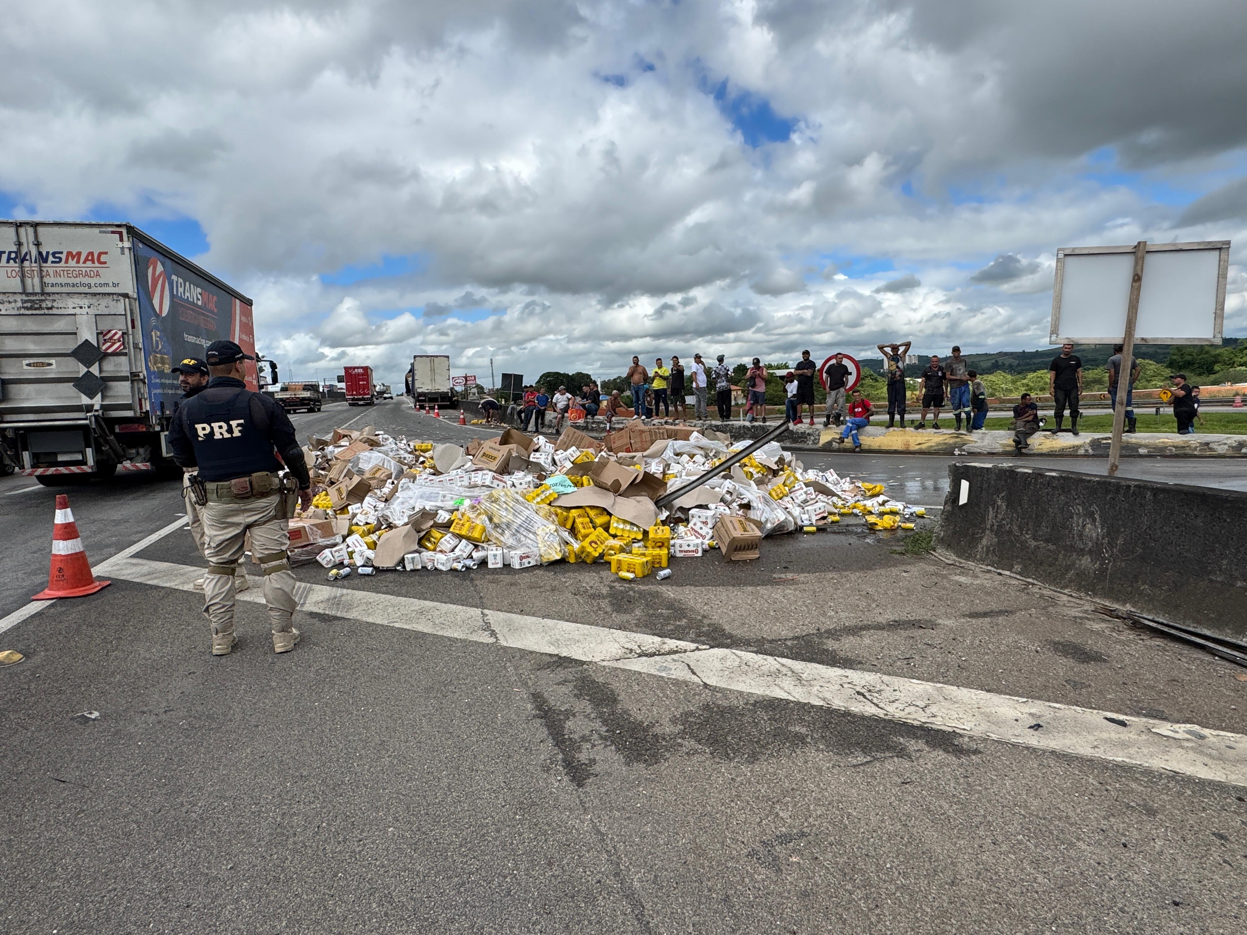 Queda de carga de cerveja causa mais de 10 km de lentidão na Dutra em Jacareí, SP