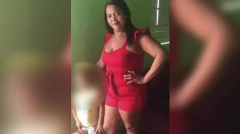 Cláudia Barbosa Maia, de 35 anos, foi morta a golpes de faca pelo seu namorado. — Foto: Reprodução/TV Verdes Mares