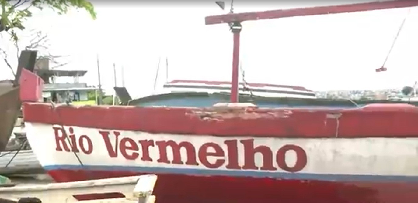 Embarcação que transporta o principal presente para Iemanjá passa por reparos antes da festa
