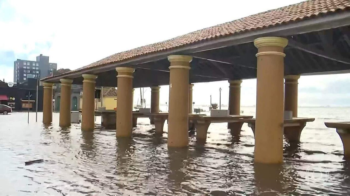Água invade o Centro Histórico de Rio Grande (RS)