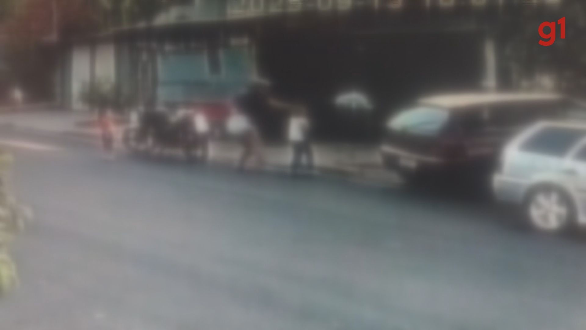 VÍDEO: Mãe agride filhas de 2 e 5 anos com capacete e chutes no interior de SP