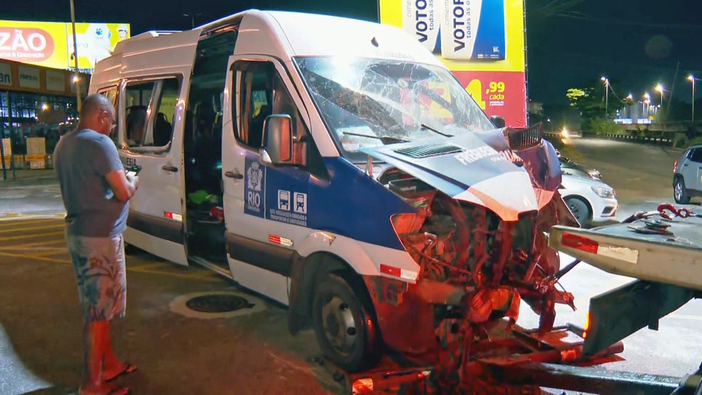 Van subiu em um canteiro e bateu em um poste na Avenida Ayrton Senna — Foto: Reprodução/TV Globo