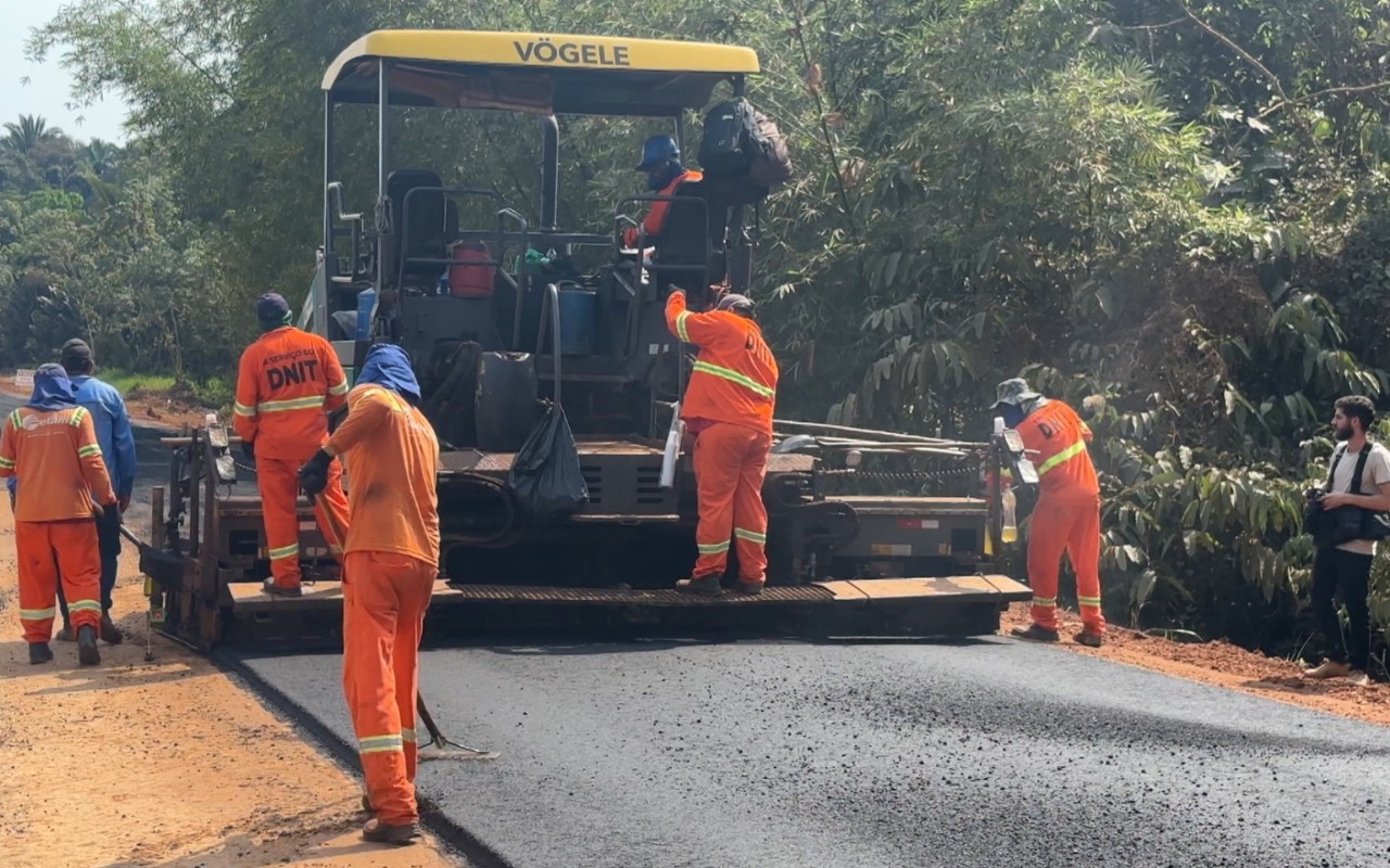 BR-319: Ministro vistoria obras e prevê 150 km de pavimentação