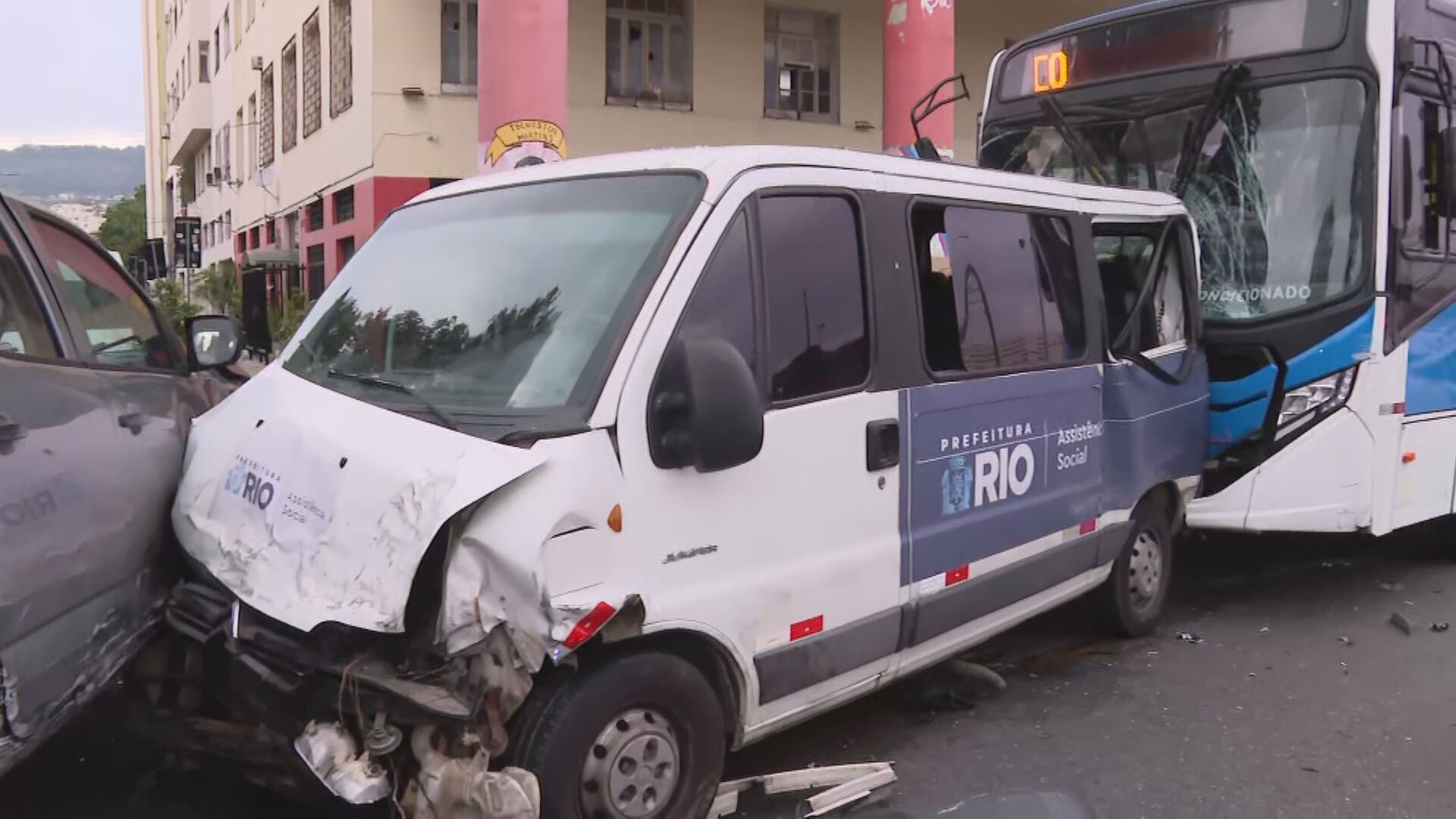 Ônibus bate em quatro veículos da Prefeitura do Rio e interdita pista da Avenida Presidente Vargas