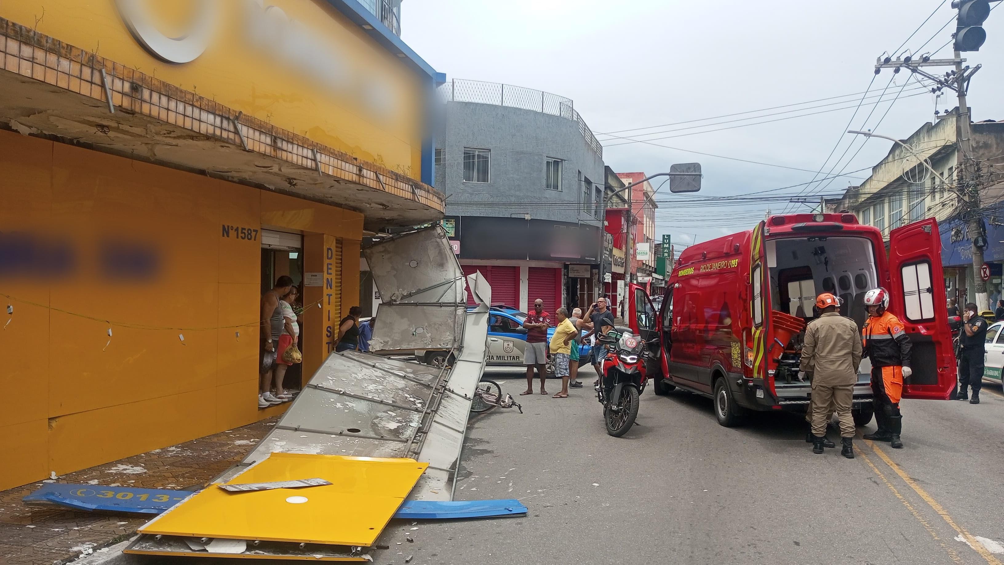 Caminhão derruba cobertura de faixada comercial em Volta Redonda; duas pessoas ficam feridas 