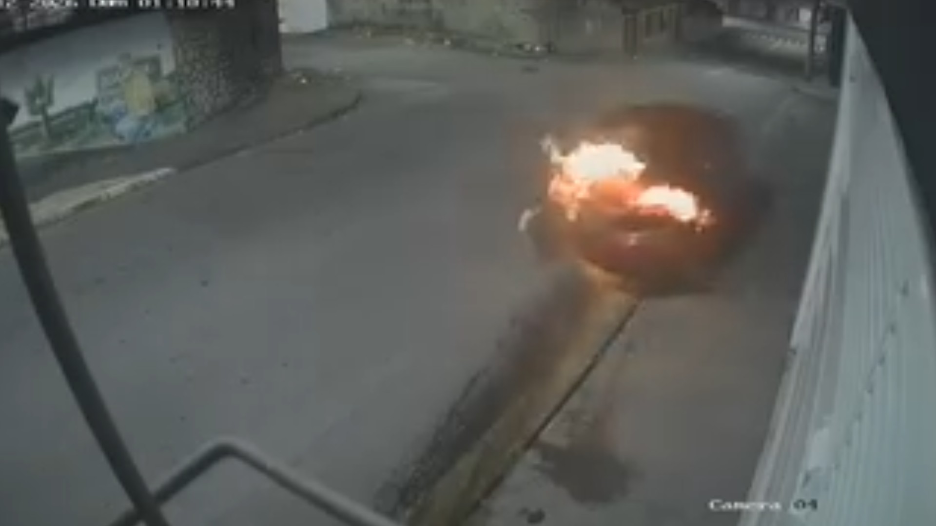 VÍDEO: Carro em chamas desce rua desgovernado e incendeia salão de beleza em Itaquaquecetuba