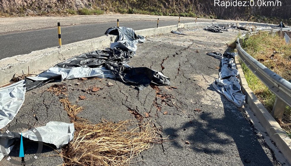 Rachaduras na pista MT-107, na região da Serra do Roncador (MT) — Foto: Defesa Civil