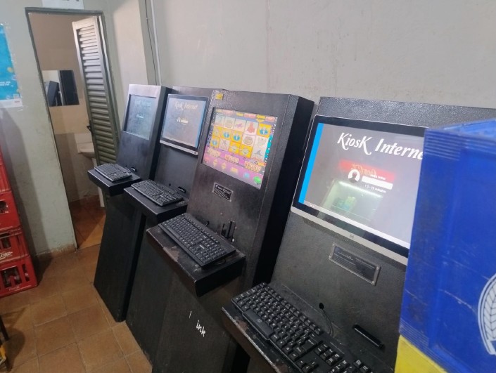 Máquinas caça-níqueis são apreendidas em bar no Bairro Laranjeiras, em Uberlândia
