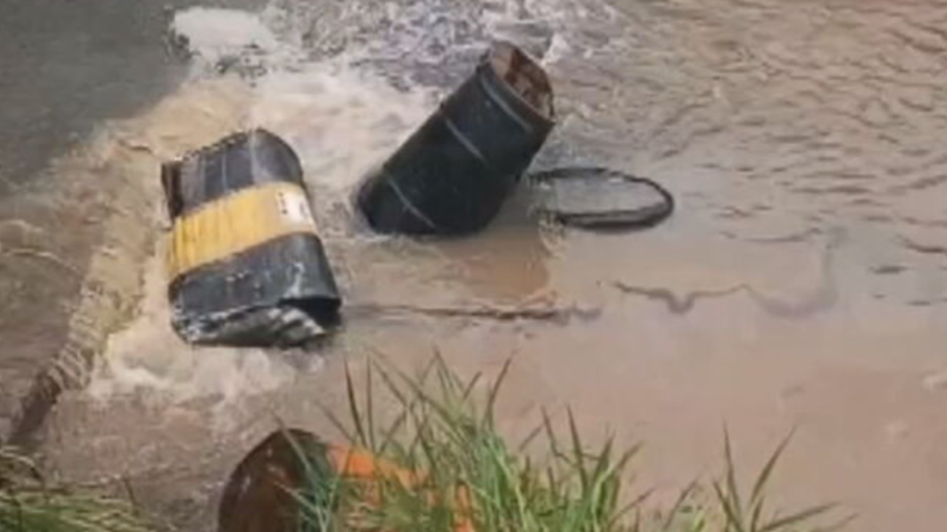 Tambores com produtos contaminados atingem manancial após caminhão tombar em rodovia no interior de SP