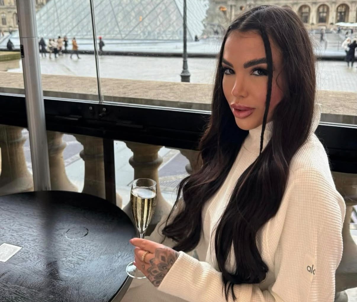 Quem era Kauana Bilhar, influenciadora que morreu ao cair do 27° andar de prédio em Dubai 