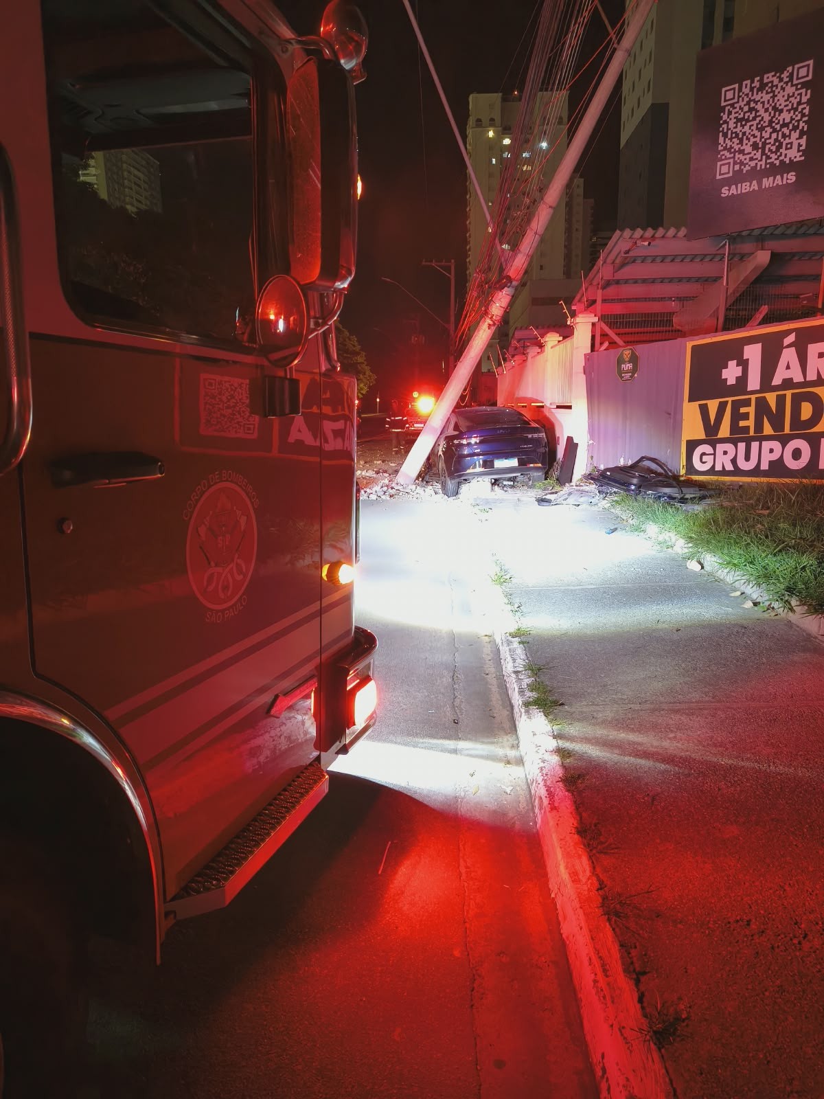 Casal fica ferido após bater carro em poste na Zona Oeste de São José dos Campos, SP