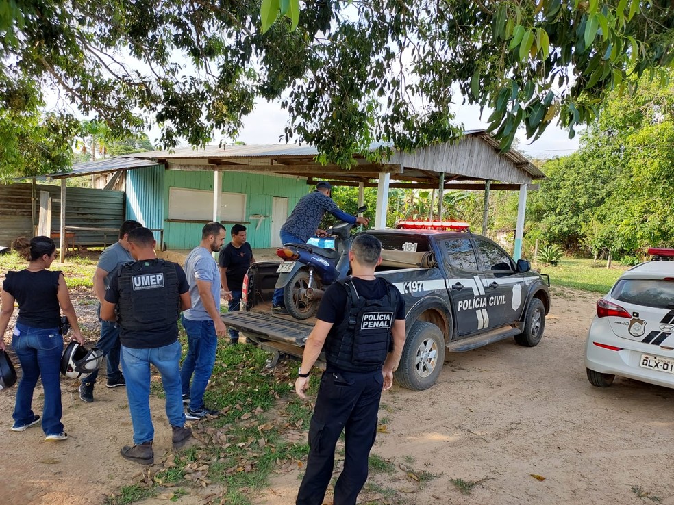 Homem fugiu pela mata e polícia apreendeu moto usada no sequestro da criança — Foto: Arquivo/PC-AC