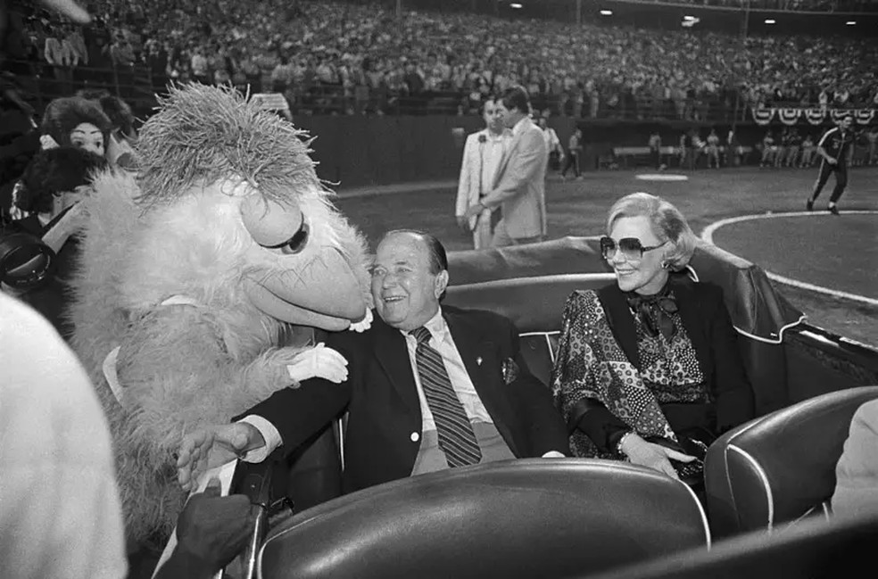 Joan com Ray Kroc, quando ele era dono do time profissional de beisebol San Diego Padres, em homenagem ao aniversário de 80 anos do empresário — Foto: GETTY IMAGES