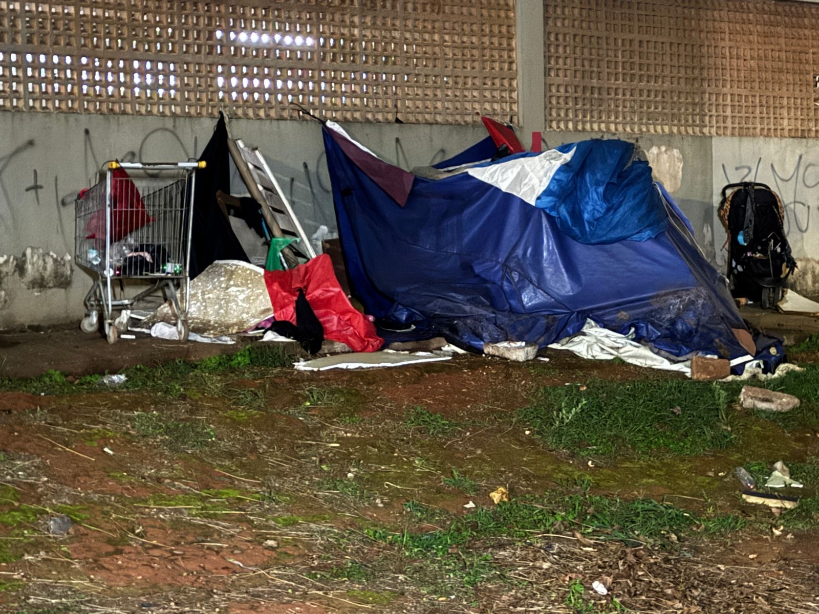 Mulher é encontrada morta em barraca ao lado de condomínio em Ceilândia; no DF