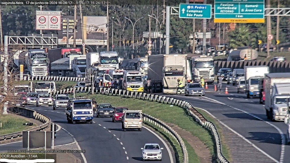 Faixa 3 e a alça de saída da marginal no sentido interior foram fechadas para atendimento da ocorrência — Foto: AutoBAn/Reprodução