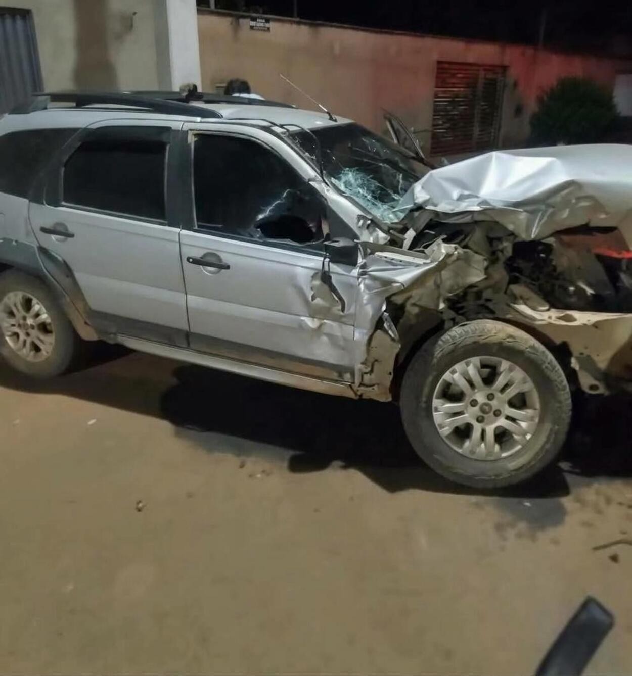 Motorista inabilitado e com sinais de embriaguez bate em caminhão estacionado em MG