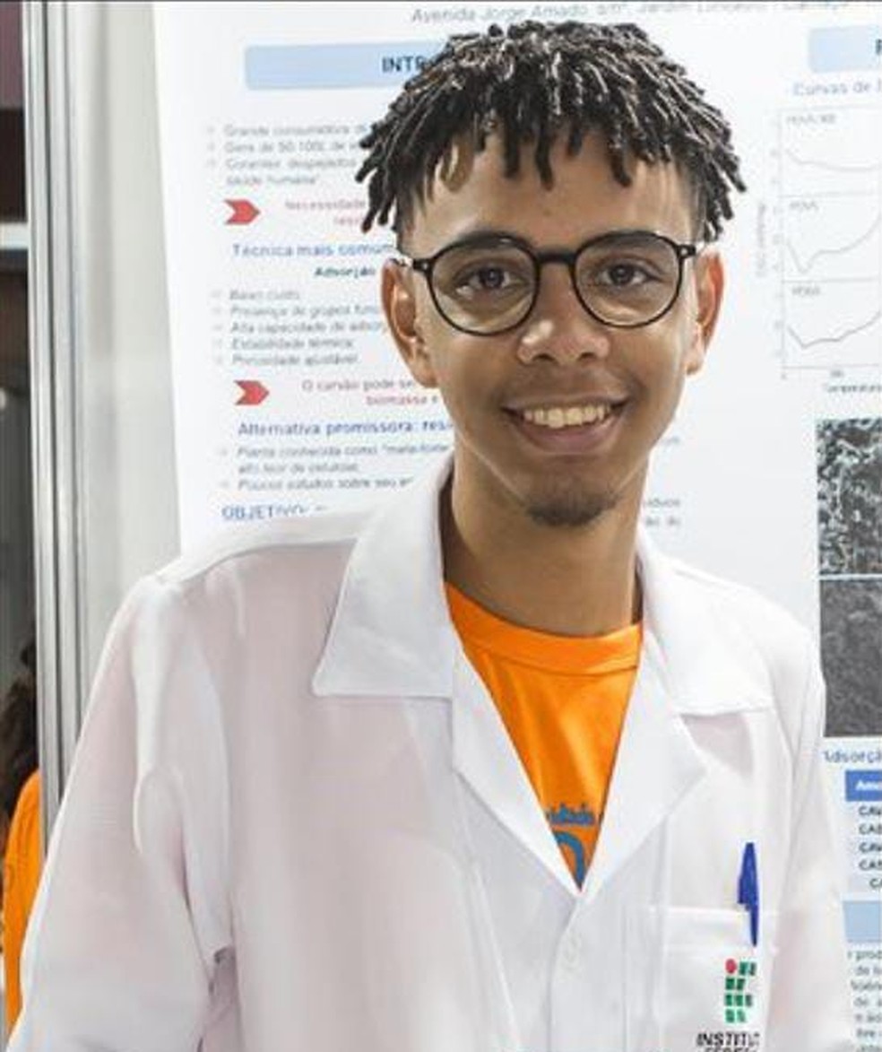 Jovem de Balneário Camboriú ensina ciência no  e reúne