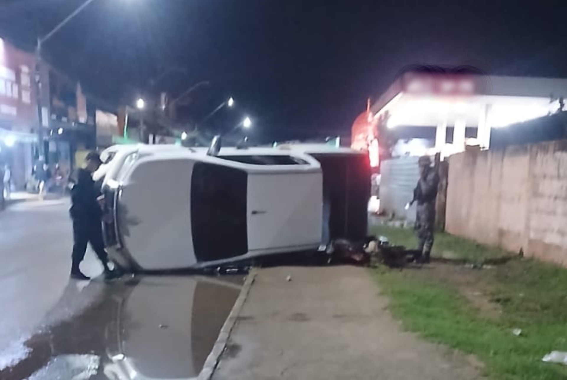 Pai e filho são atropelados por adolescente em caminhonete e PM apreende drogas com passageiro 