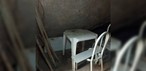 Interior da 'casinha' construída entre duas rochas no CE: à esquerda, ferramentas de trabalho encostadas na parede; mesa também é usada para pôr ferramentas