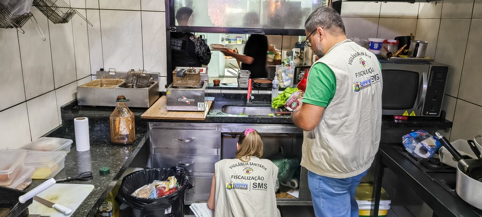 Devido às irregularidades, quatro estabelecimentos foram interditados — Foto: Erlan Aquino