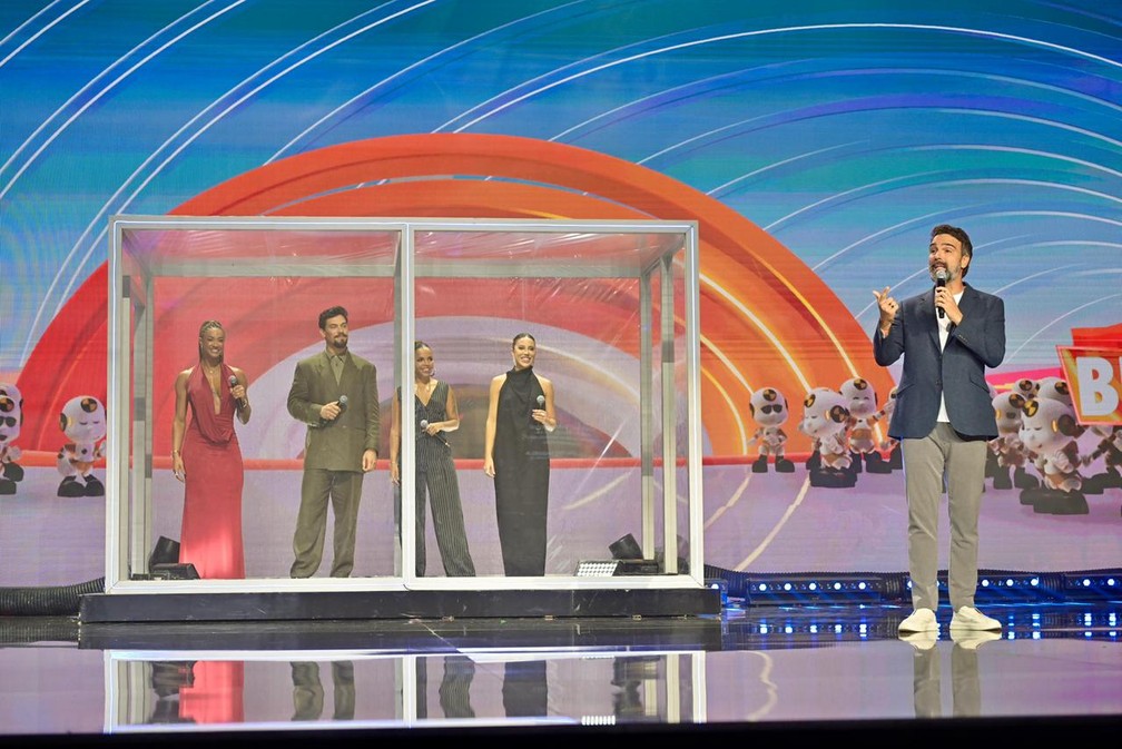 Tadeu Schmidt sobe ao palco do Upfront e revela como será o BBB 26 — Foto: Globo/Renato Pizzutto