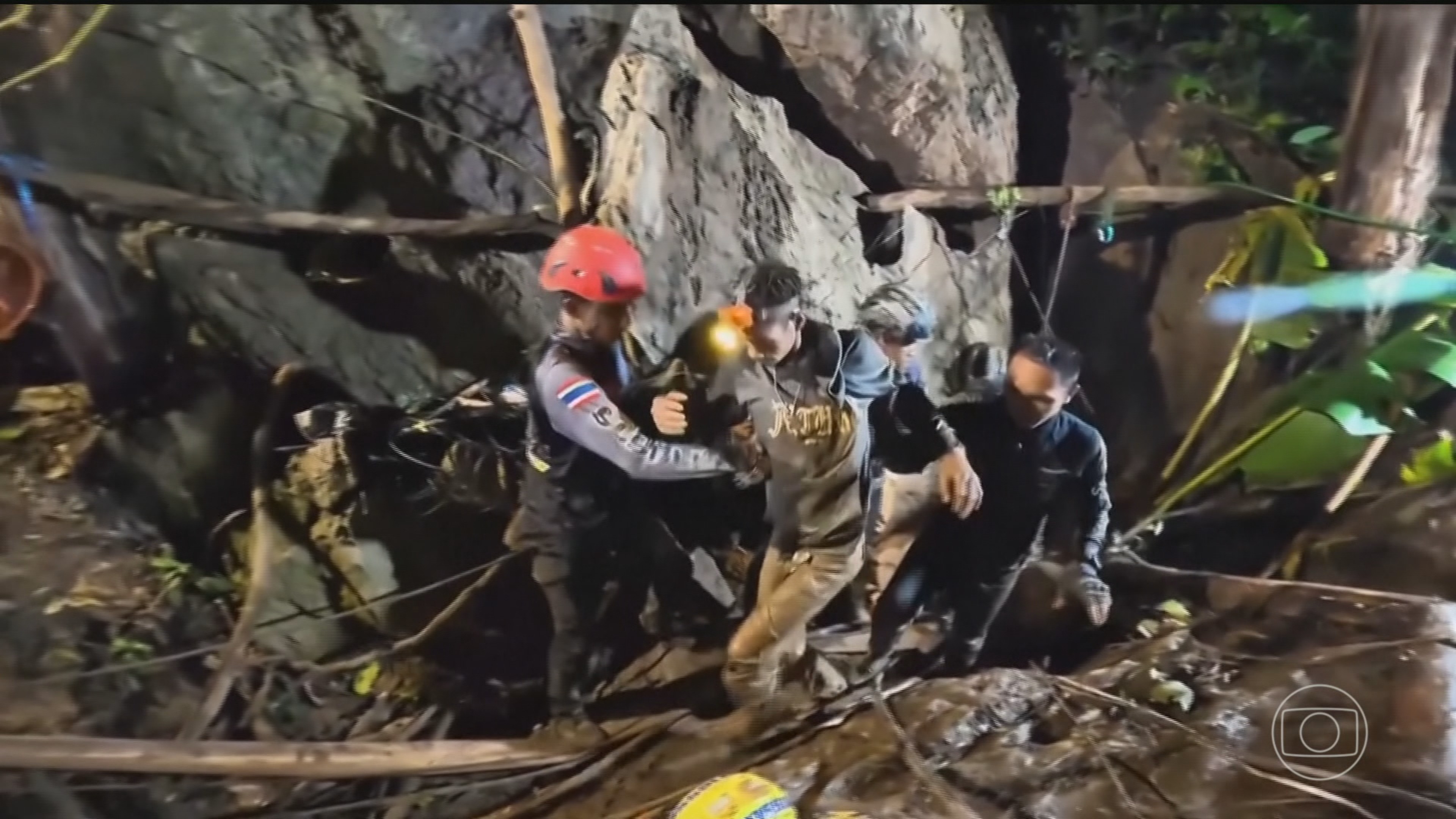 Socorristas retiram primeiro sobrevivente de caverna no Laos