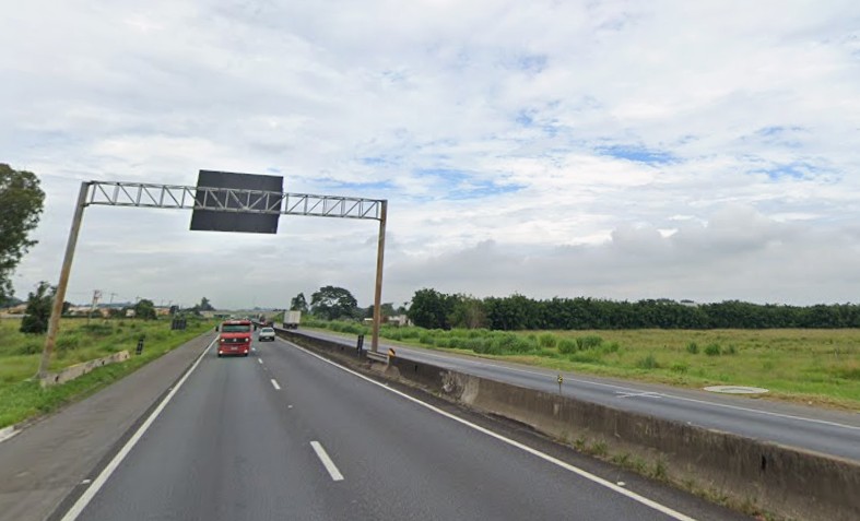 Jovem de 21 anos morre atropelada após tentar atravessar a Dutra, em Pindamonhangaba