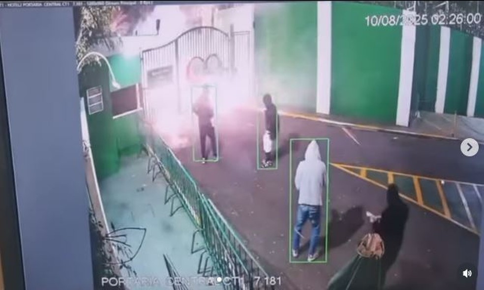 Vândalos atacaram CT do Palmeiras com bombas e rojões — Foto: Reprodução/Instagram