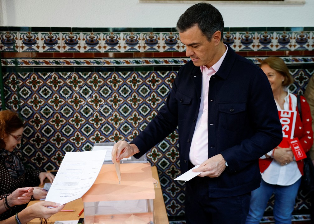 O primeiro-ministro espanhol, Pedro Sánchez, vota em eleições regionais, em Madri, na Espanha, em 28 de maio de 2023.  — Foto: Juan Medina/ Reuters