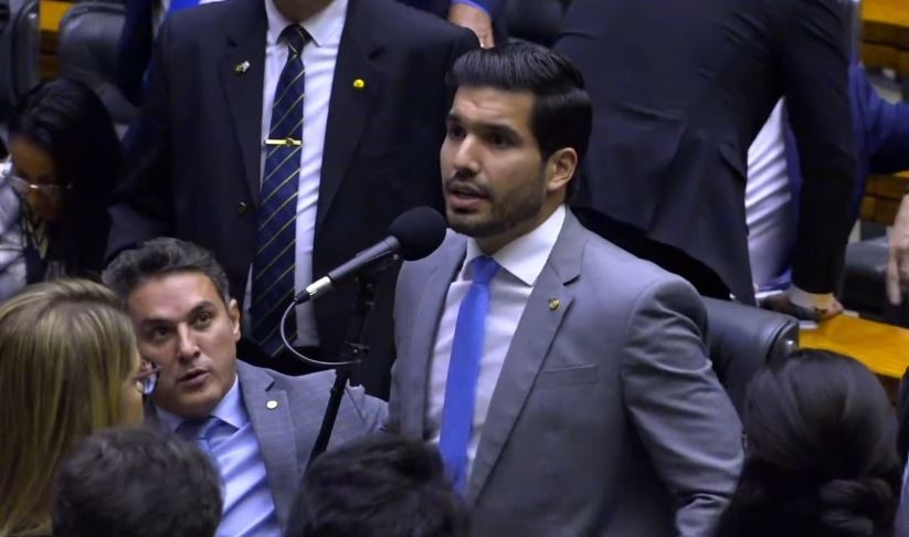 André Fernandes destina verba para compra de fuzis e diz que vai premiar policial 'que mais matar traficante'