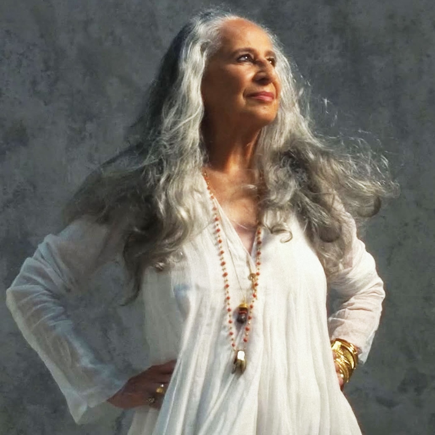 Maria Bethânia grava samba de Xande de Pilares em memória de Dona Canô