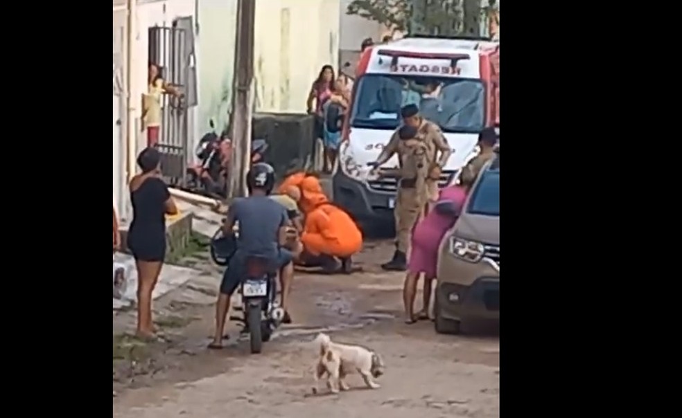 Mulher cai de 1° andar de imóvel e alega que foi empurrada por companheiro após discussão na Bahia — Foto: Reprodução/Redes Sociais