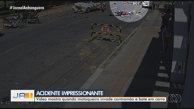 Motociclista invade contramo e bate em carro, em Aparecida de Goinia
