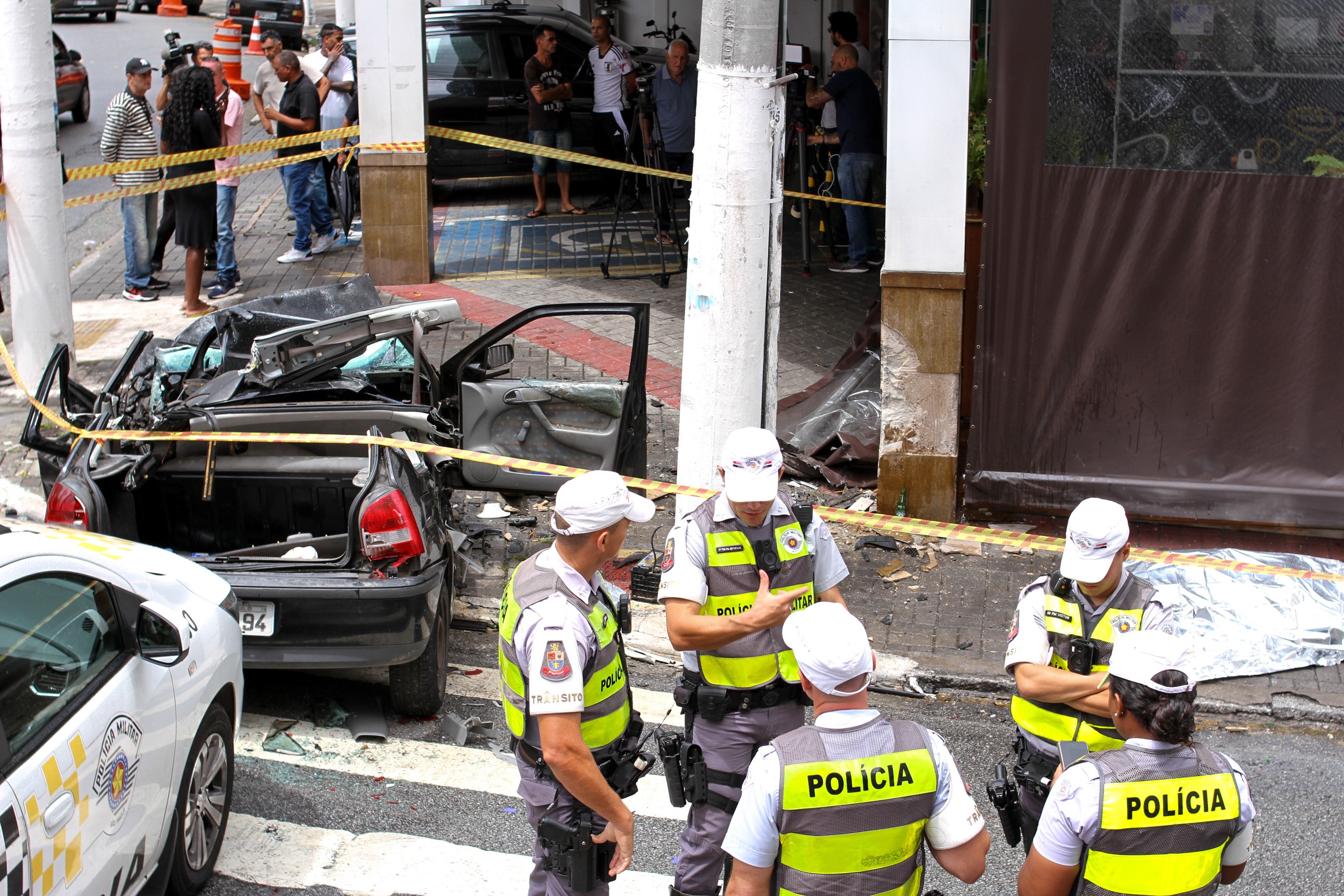 Duas pessoas morrem e uma fica ferida após carro bater em poste na Zona Norte de São Paulo, diz PM