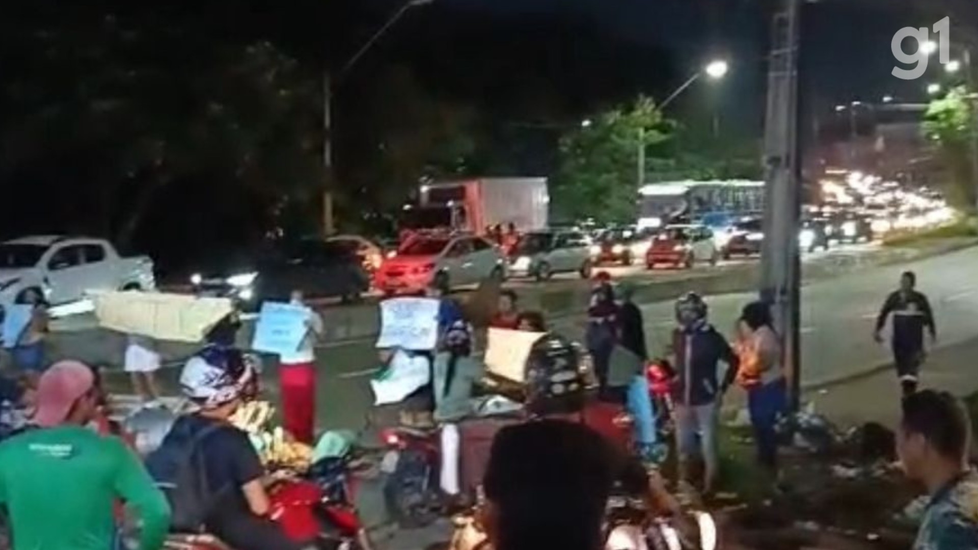 Manifestantes fecham trecho da Avenida Jerônimo de Albuquerque, em São Luís 