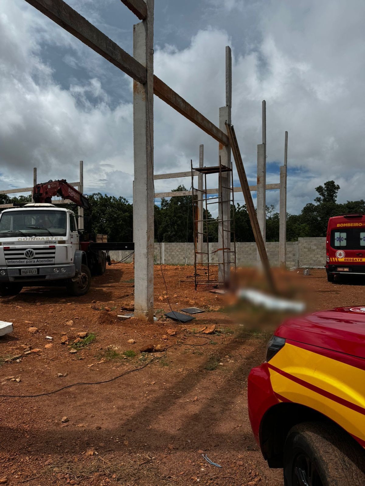 Homem morre após ser atingido na cabeça por viga de concreto enquanto trabalhava em obra