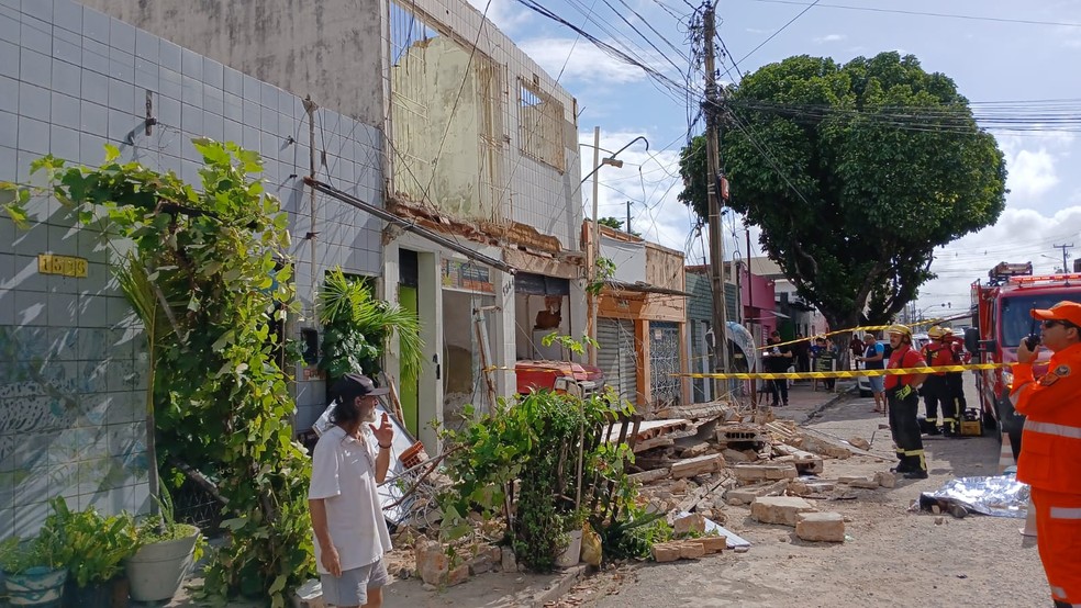 Queda de marquise na Rua Alberto Silva, em Natal — Foto: Brunno Rocha/Inter TV Cabugi