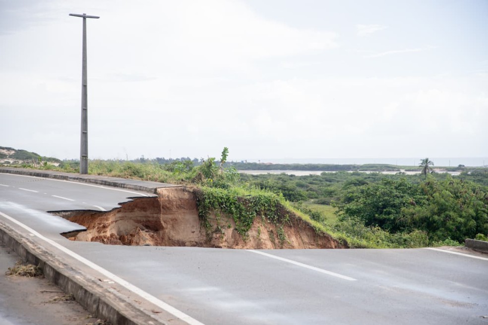 Cratera formada após asfalto ceder na estrada entre Fortaleza e Aquiraz, nesta segunda-feira (27) — Foto: Thiago Gadelha/SVM