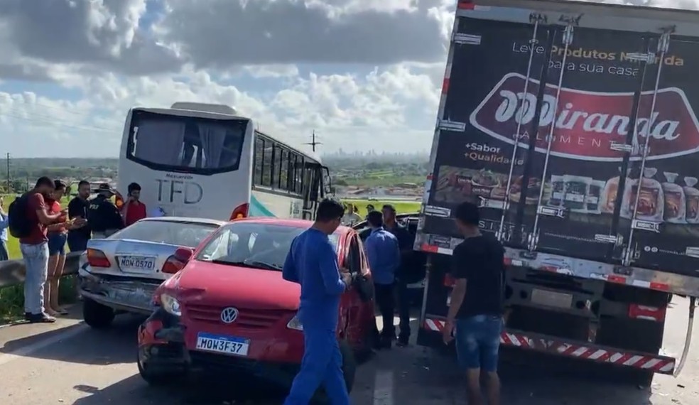 Caminhão ficou sem freio e bateu nos demais veículos — Foto: TV Cabo Branco/Reprodução