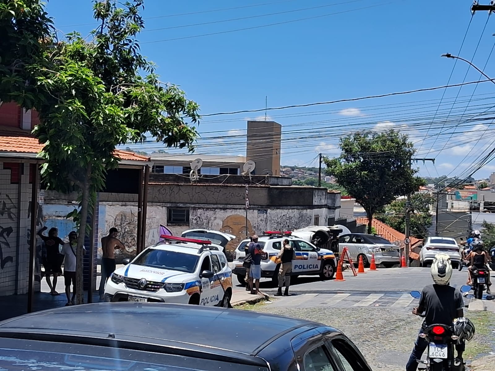 Carro capota após batida e deixa um morto em cruzamento de BH