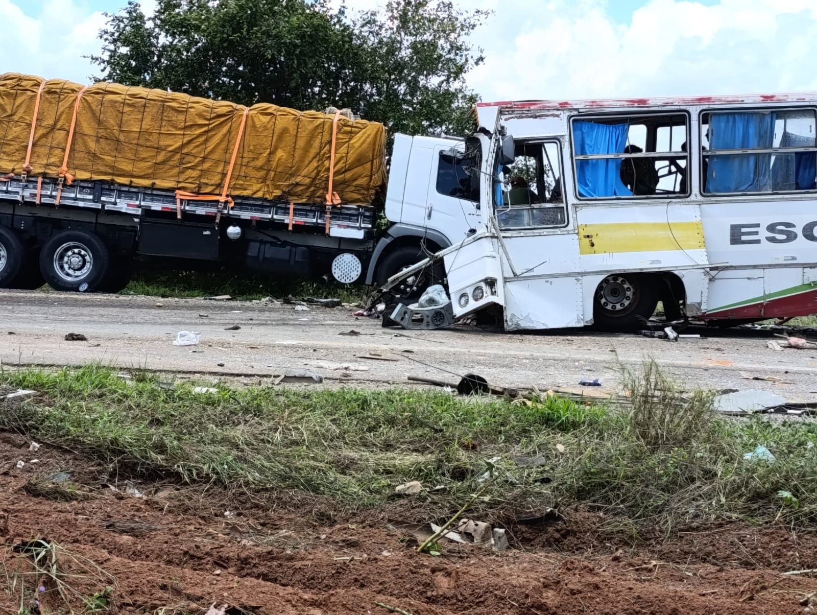 Batida entre carreta e ônibus deixa pelo menos dois mortos na Bahia