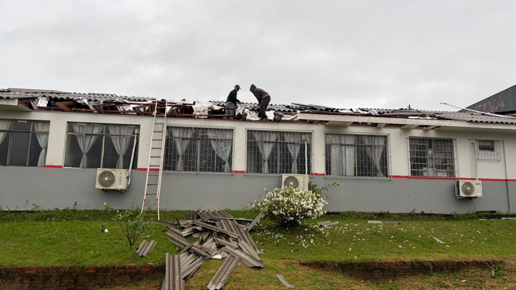 Escolas ficam destruídas durante passagem de tornado no Paraná e aulas são suspensas 