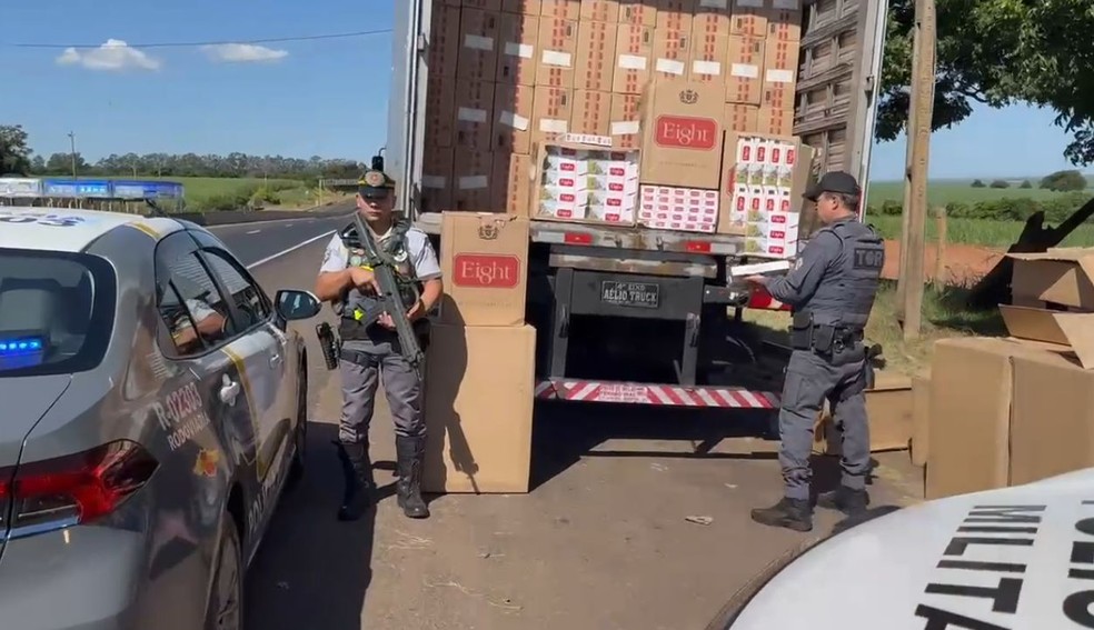 1 de 1
Ma&ccedil;os de cigarro estavam em um caminh&atilde;o abordado em Ourinhos &mdash; Foto: Pol&iacute;cia Rodovi&aacute;ria/ Divulga&ccedil;&atilde;o