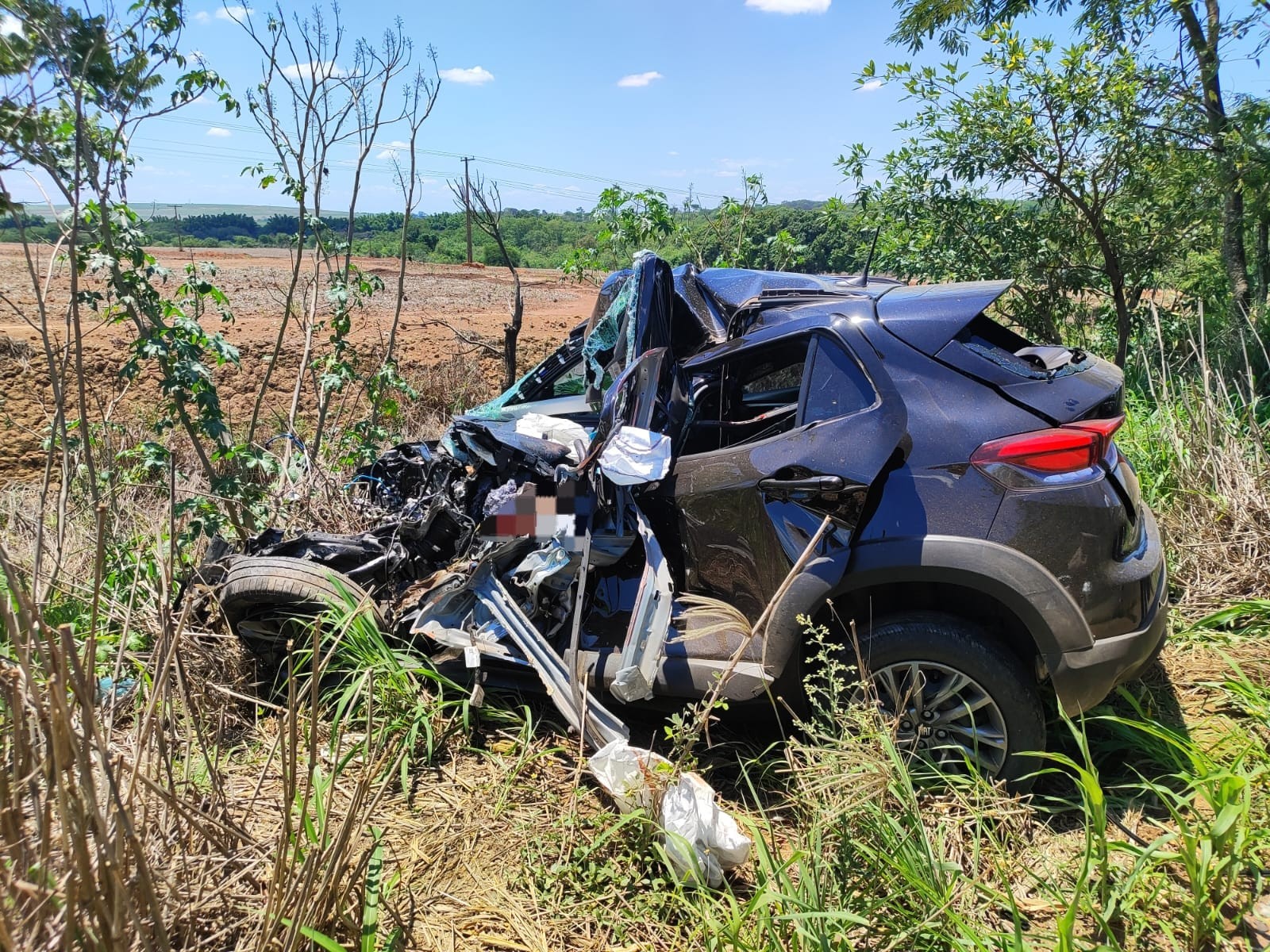 Motorista morre após invadir contramão e bater em dois caminhões e um carro na MG-170